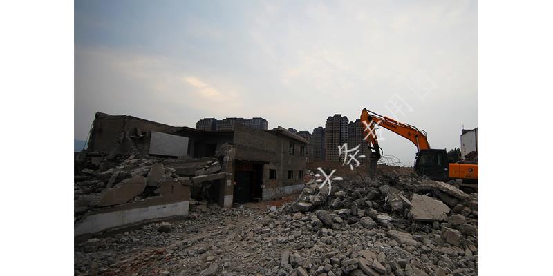 女儿18岁，每月零用金2000，却为了邻居的儿子与我争执