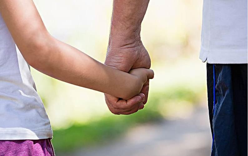 相差40岁的“爷孙恋”，为在一起众叛亲离，畸形恋爱值得我们思考