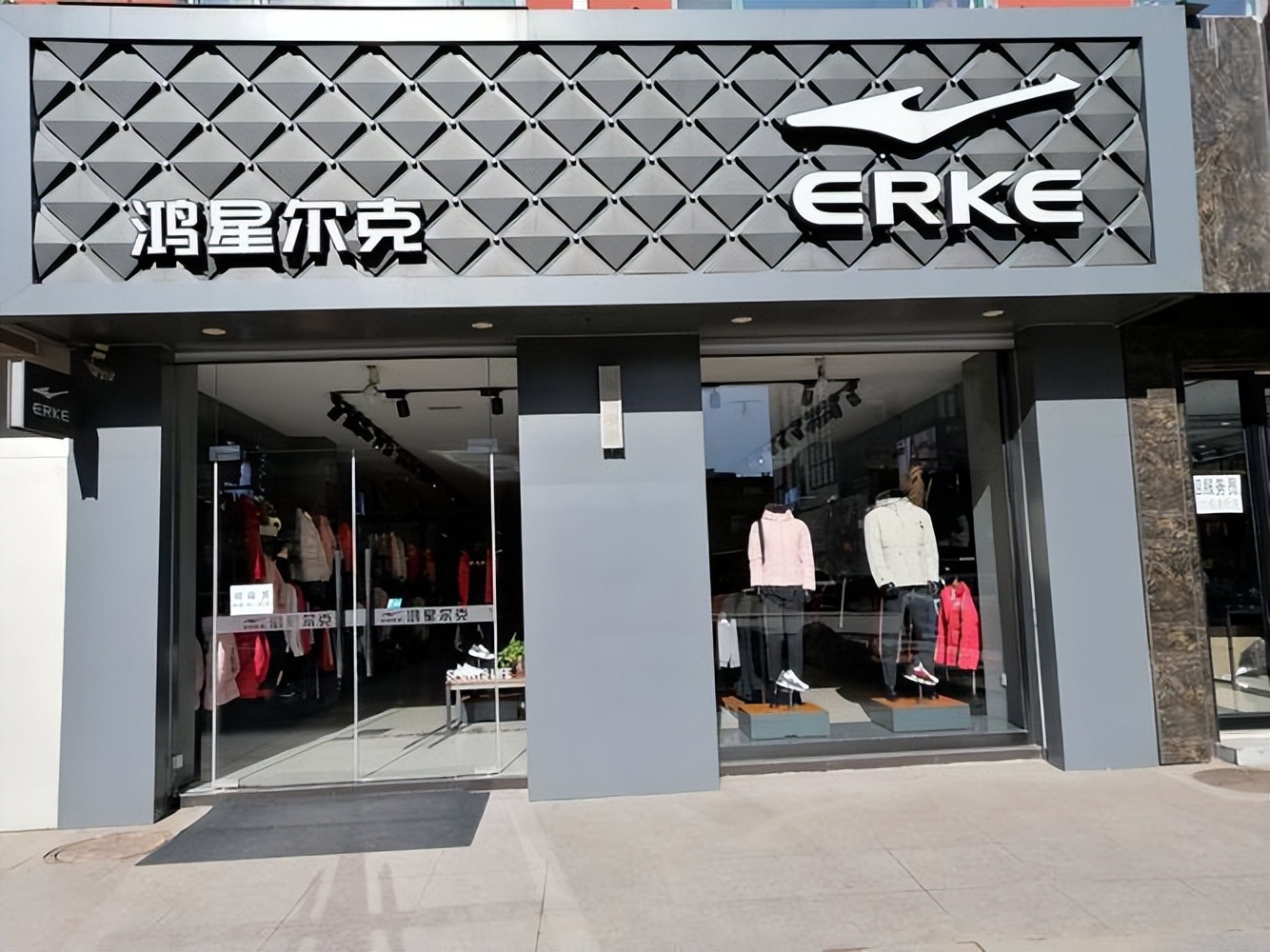 暴跌8000个亿，仓库堆积如山！爆火的耐克，被国内消费者抛弃？