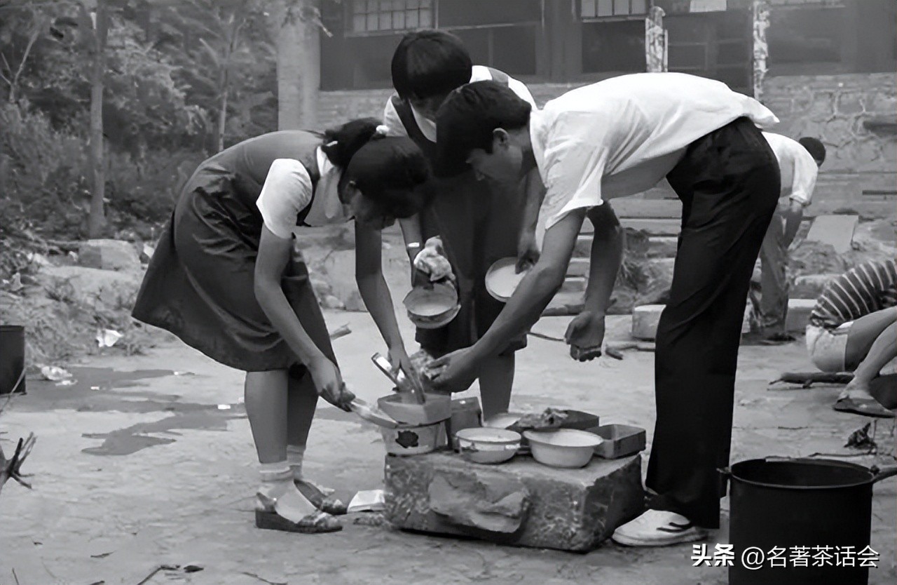 读初中的我晚上送同学回家,他母亲给我两角钱,37年了还记得