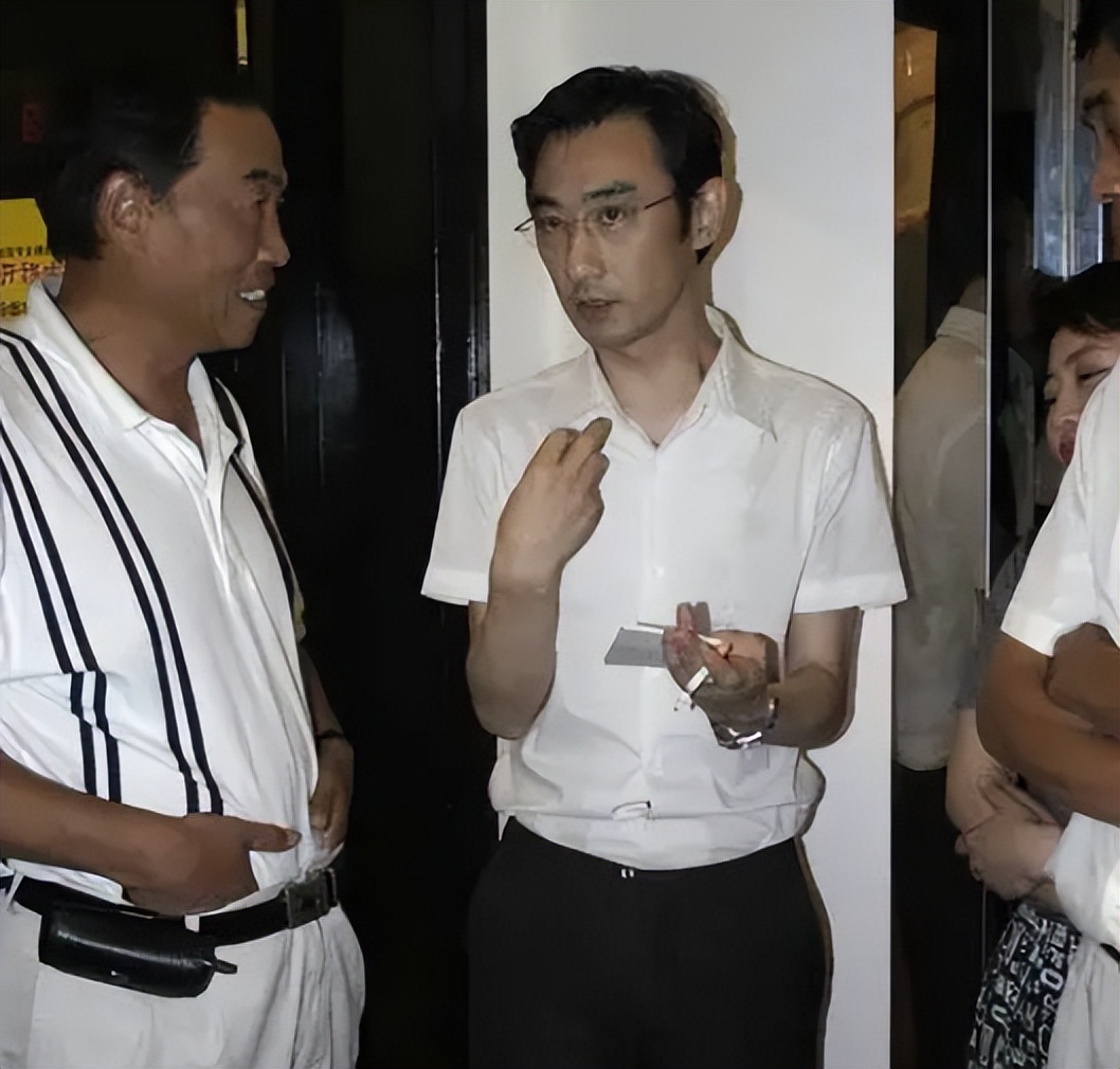 汤加丽：因当“人体模特”被丈夫抛弃，被父母嫌弃，47岁仍然单身