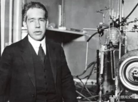 量子力学奠基人玻尔的历史地位,物理大神玻尔和爱因斯坦