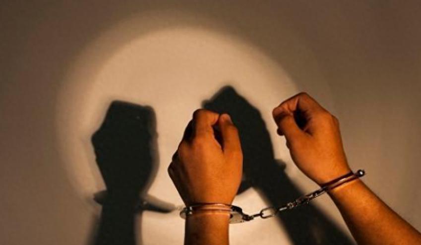 江苏51岁大姐醉酒被人扛走,51岁大姐醉酒被人扛走