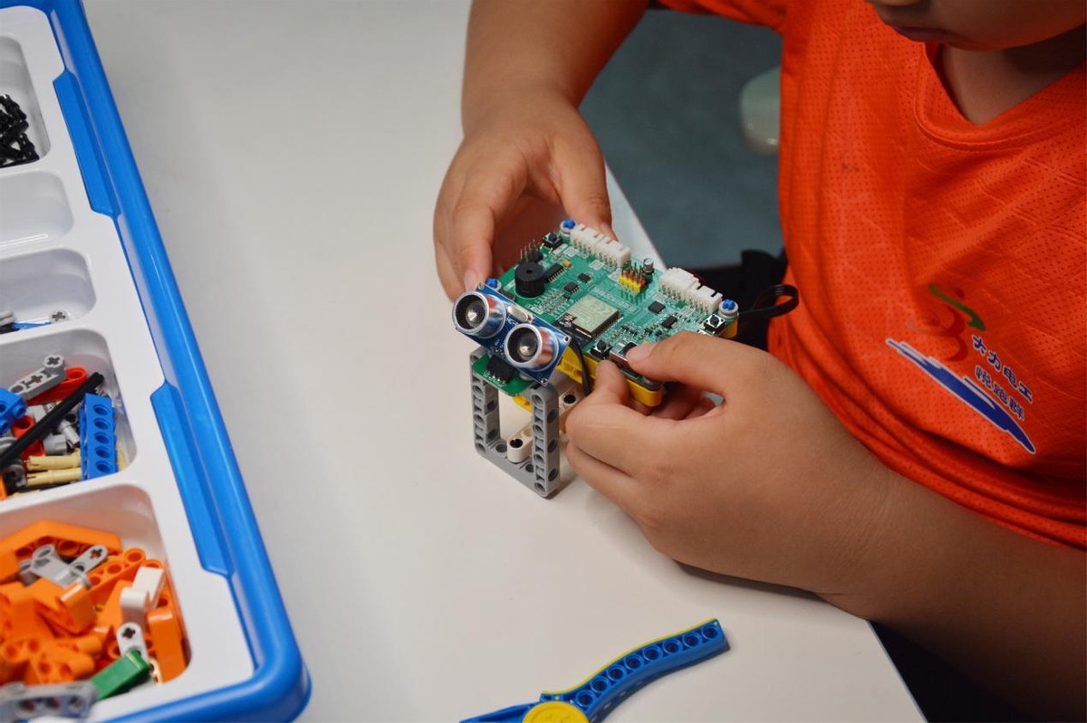 NIR红光真正护眼光，陪伴孩子学习，我选择天使之光2医安级护眼灯