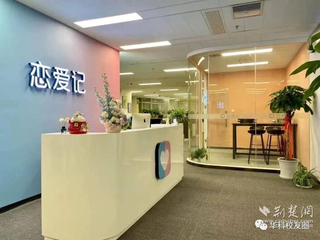 10年前他从名校休学创业获投1000万，最惨时全亏光，公司只剩5人