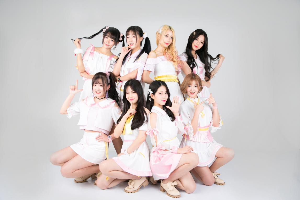 杨超越早期服务员,杨超越草根逆袭成长记