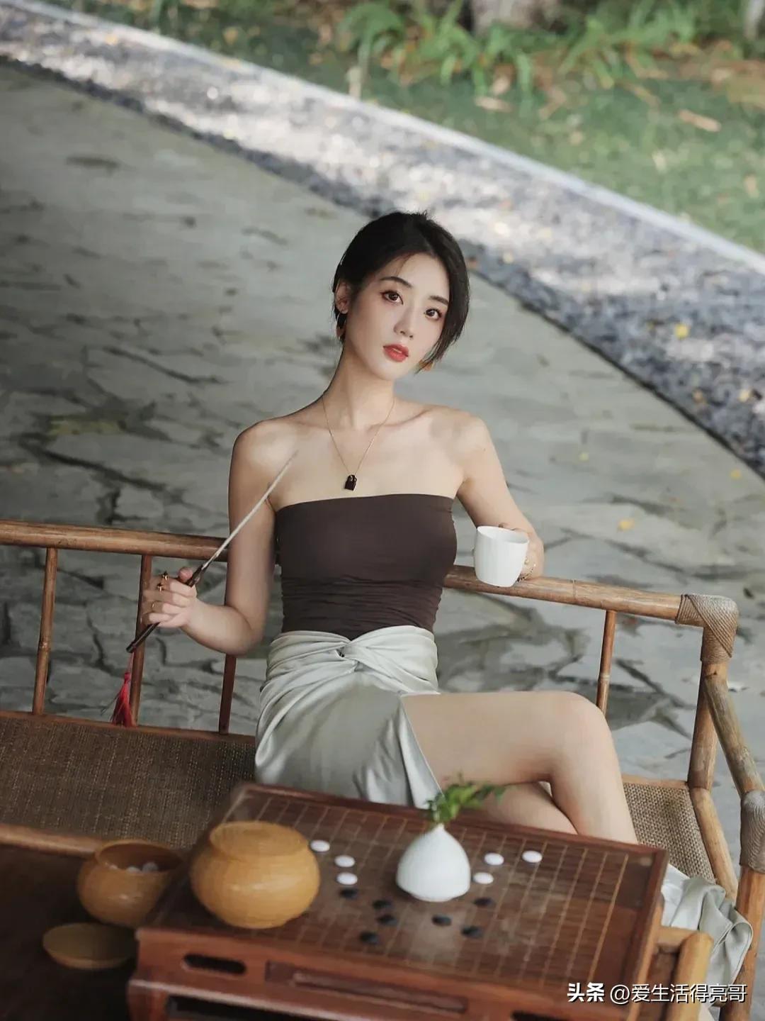 复古风针织衫黑色连衣裙,女性知性文艺风服装讲解