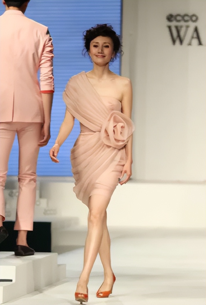 袁泉相逢时节粉色衬衫,袁泉的穿衣风格有哪些特点