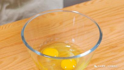 2个鸡蛋一碗面,2个鸡蛋2勺糖1勺麻油打成糊