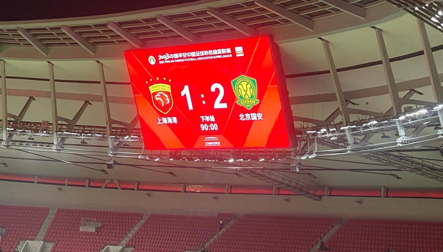 足球运动员不屑的表情,球员足球场上面部表情