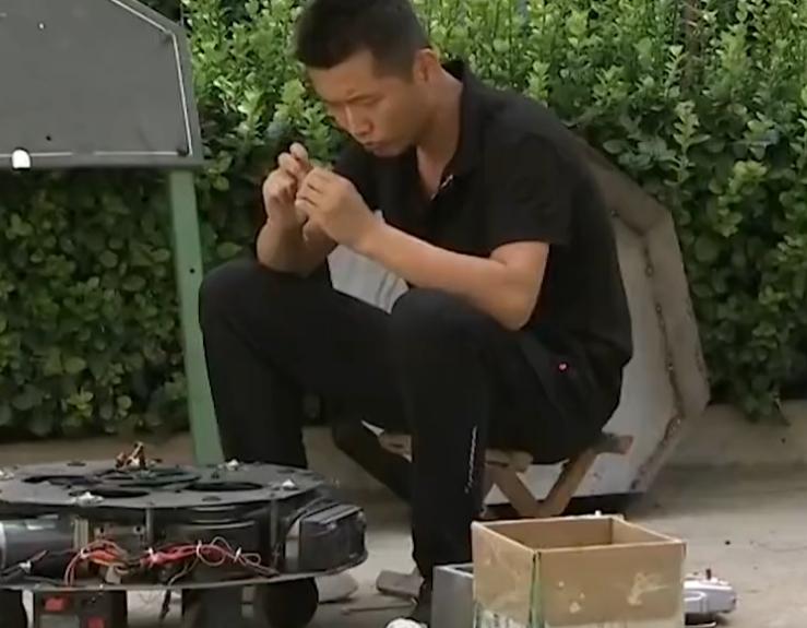 北京平民小伙造出单兵战术机器人,中国最先进军用作战机器人视频