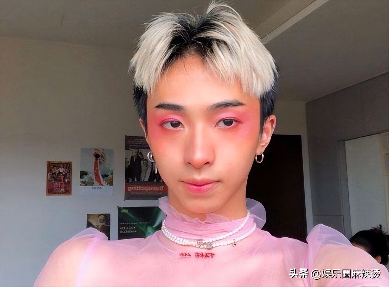 爱穿女装的哈利疑似公开恋情？网友担心他步入吴卓林的后尘