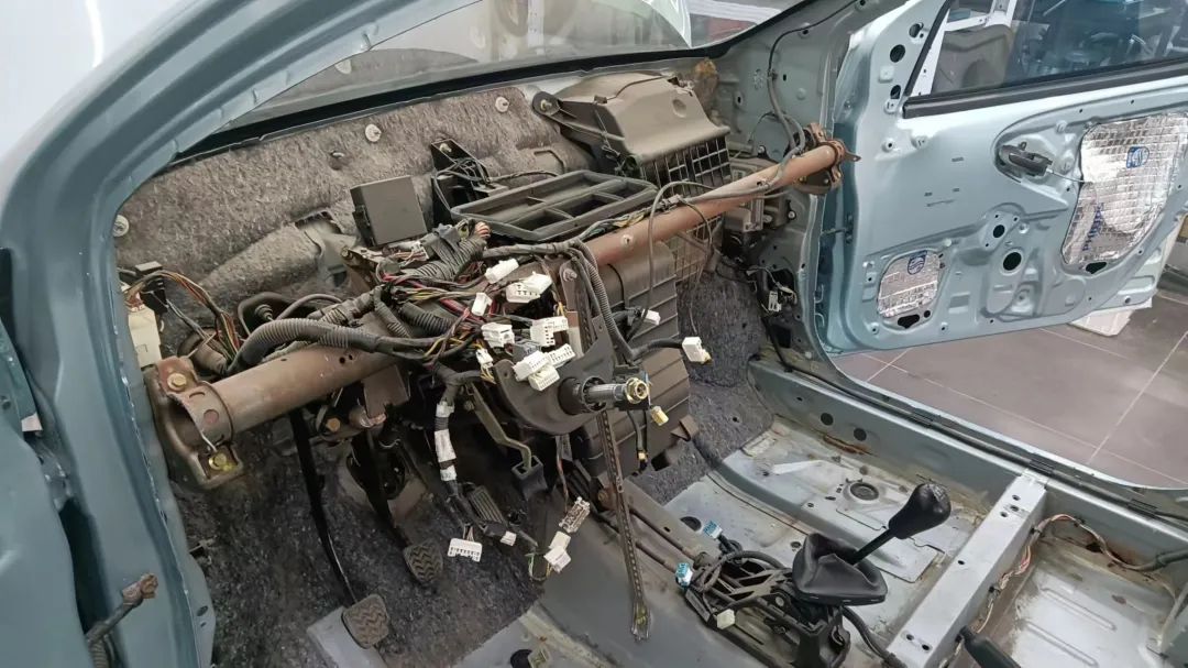 2010款比亚迪f0翻新案例,比亚迪f0全车翻新喷漆多少钱