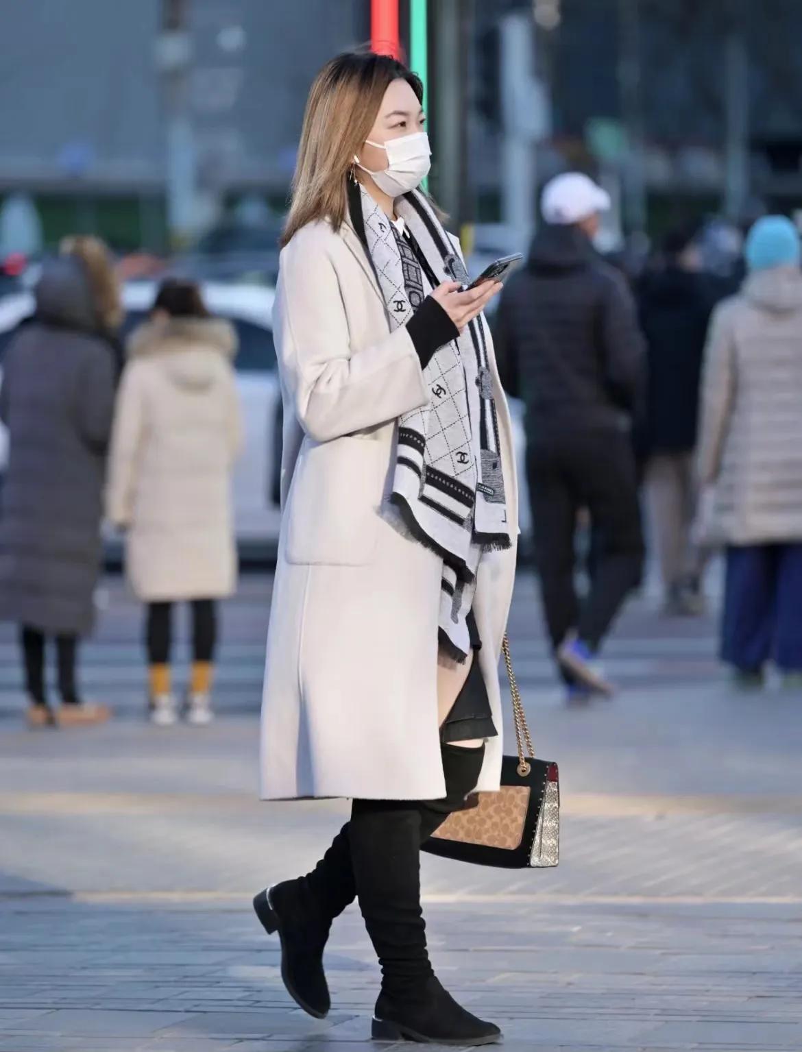 coachbeat包街拍,大号粉色coach包怎么搭配