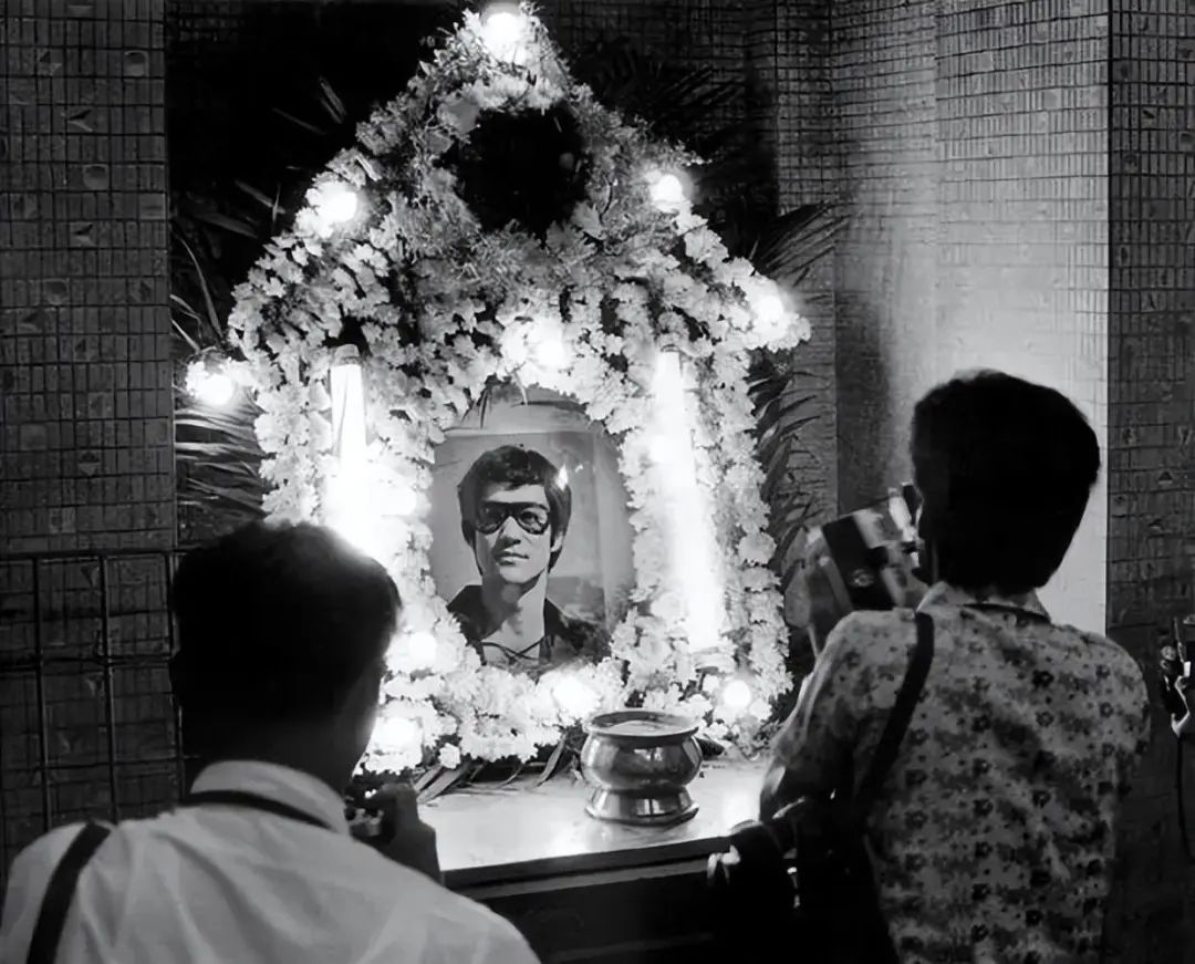 一代功夫巨星李小龙死亡之谜,1973年功夫巨星的离世