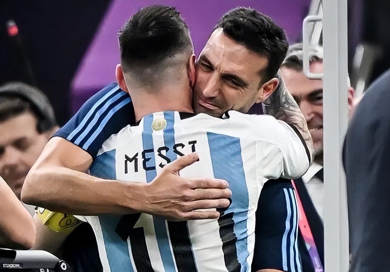 又是苦尽甘来！梅西收获生涯800球！膝盖被铲出血也毫不在乎