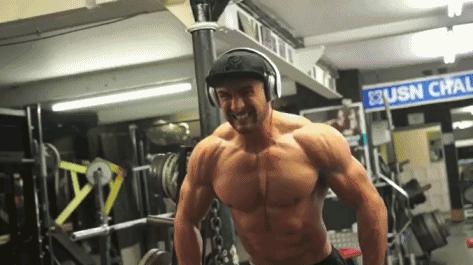 无器材虐肩超级组训练动作,最新虐背肩动作合集