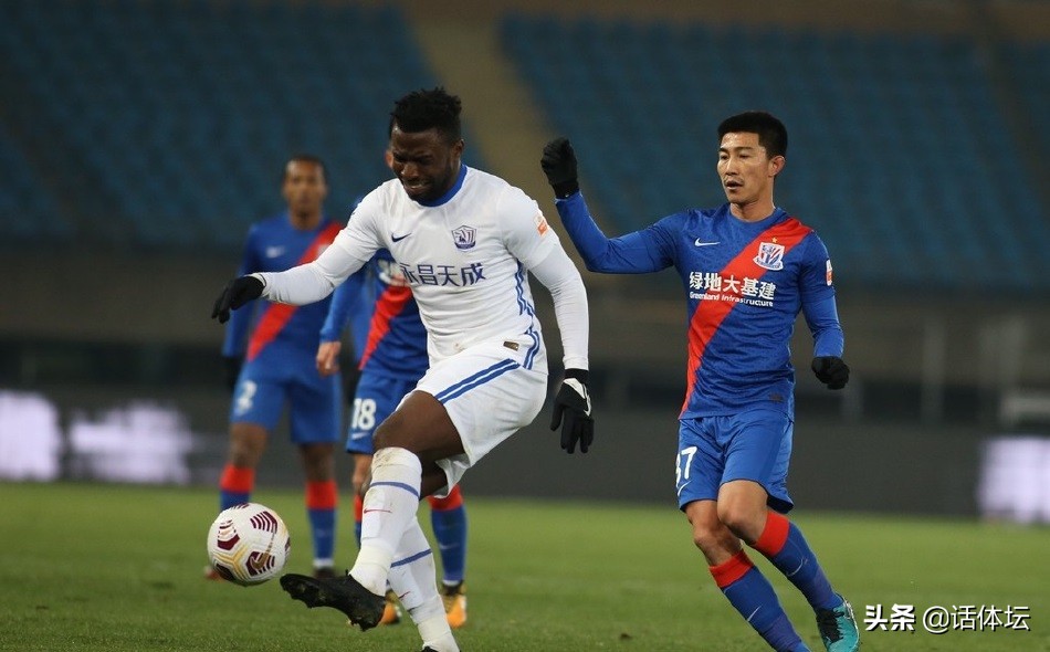 足协还不管吗？昨晚中超争议1幕，引出中国足球的弊端，还能踢吗