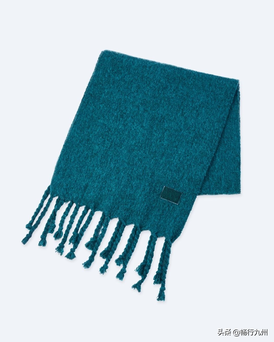 秋冬流行的大牌围巾,必备的三款颜色围巾