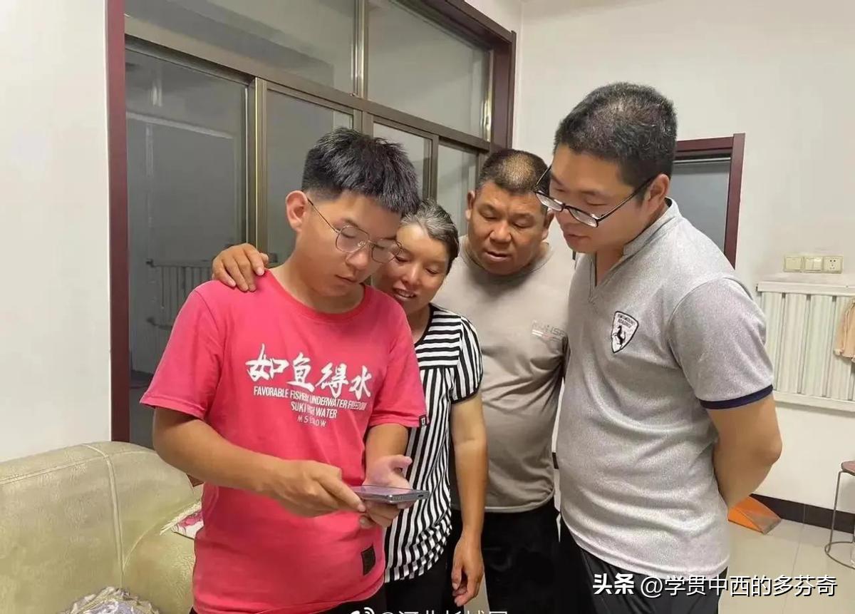 最美环卫工妈妈的儿子考了多少分,最美妈妈环卫工儿子上什么大学