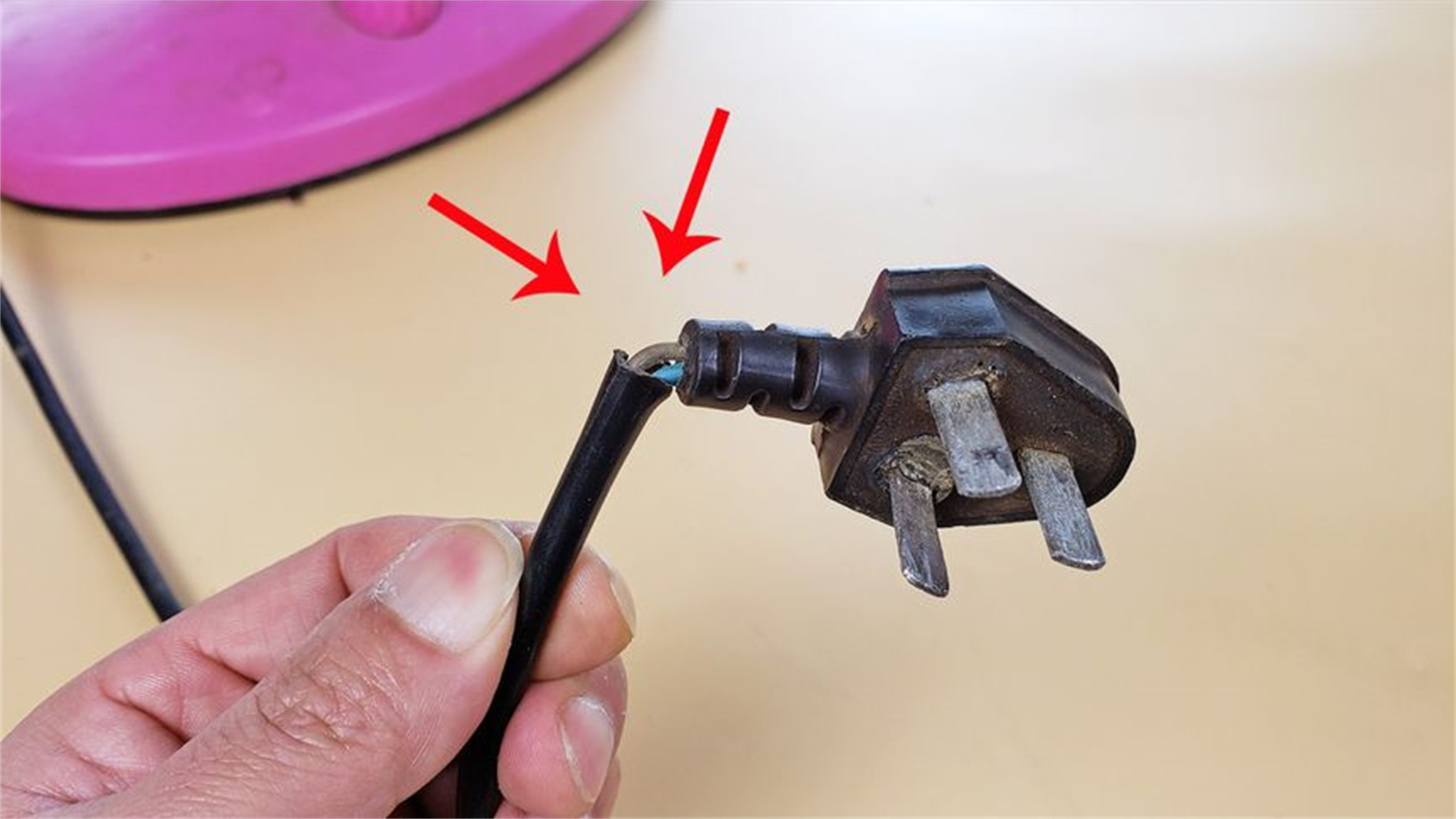 电线插头根部断了怎么用扎带修复,电线插头根部烧断了修复法