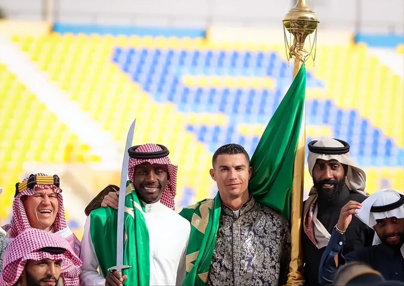 足坛新星姆巴佩身价人民币,足坛年薪排行榜姆巴佩