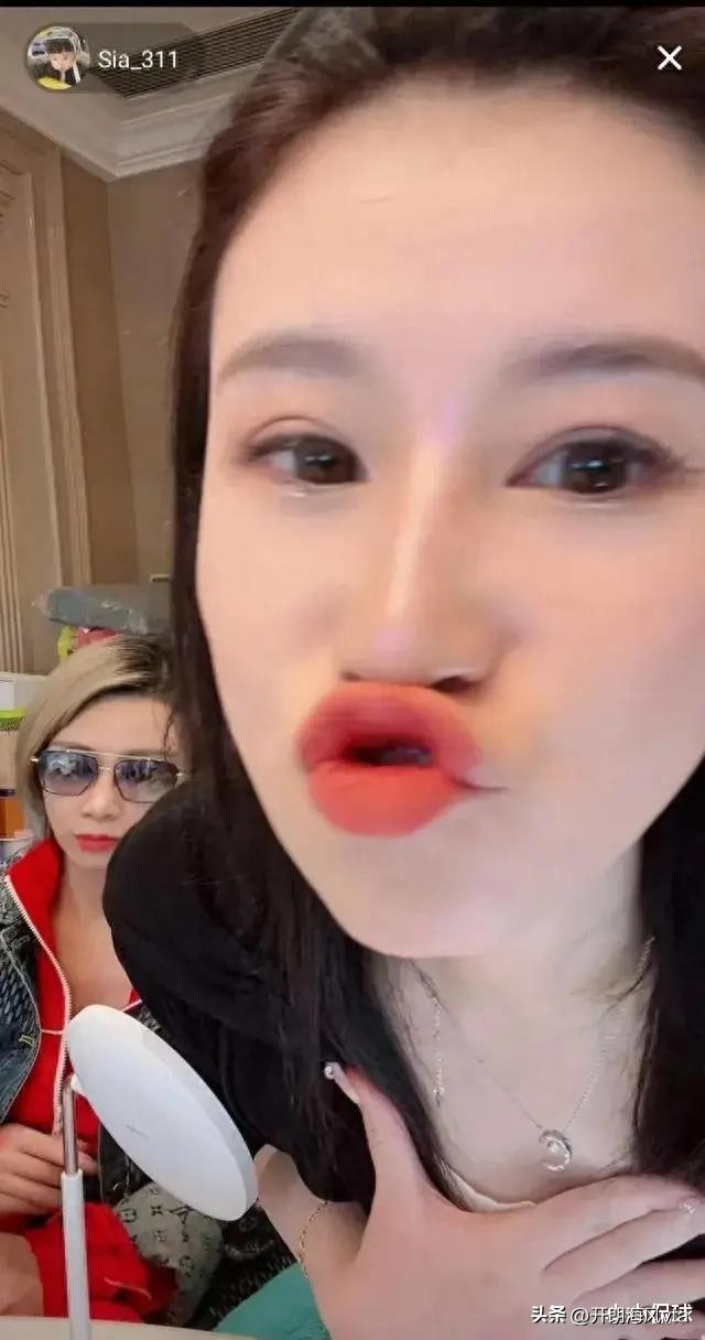 伊尔康二儿子订婚现场：新娘肚子胀得像孕妇，婆婆照耀着新娘！