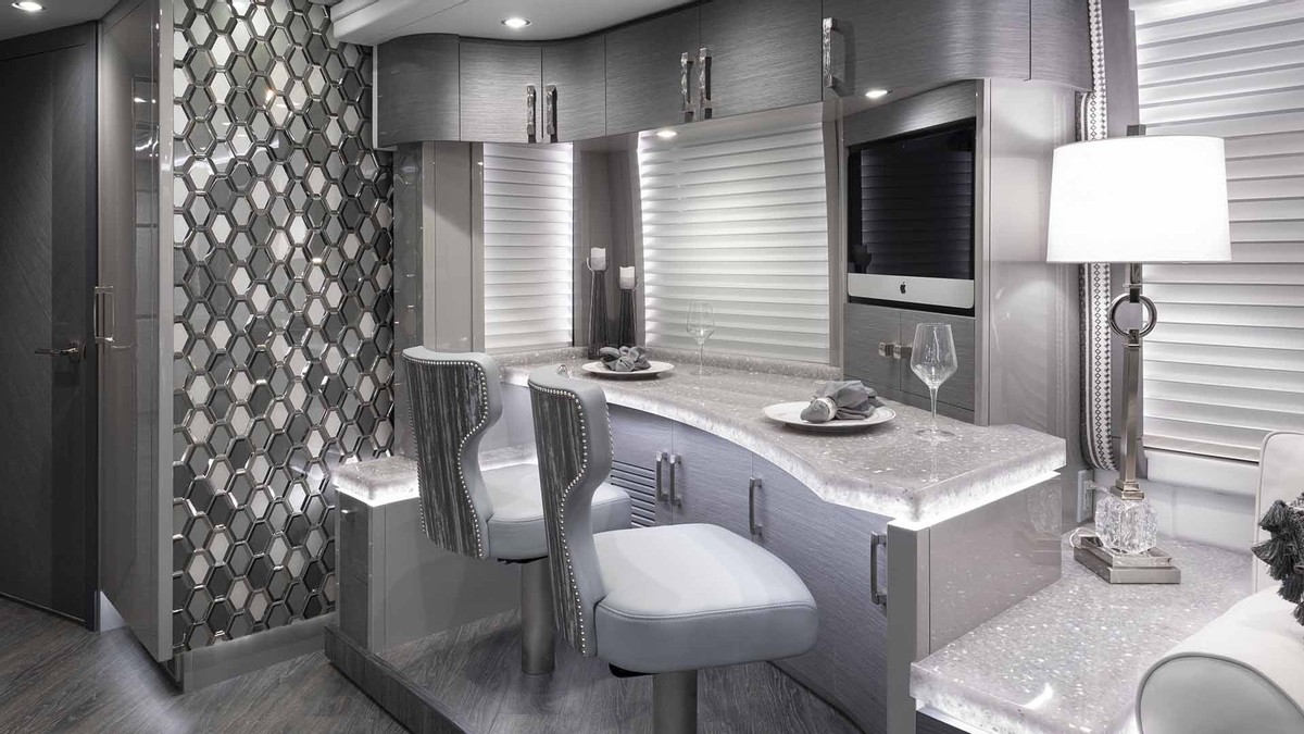 双层超豪华顶级房车旅行生活,最豪华房车和最简陋房车