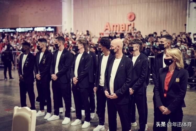 曼联列队站,曼联列队迎接冠军