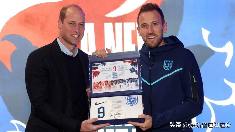 欧美明星时尚街拍2019年7月30日,欧美老年时尚博主穿羽绒服街拍