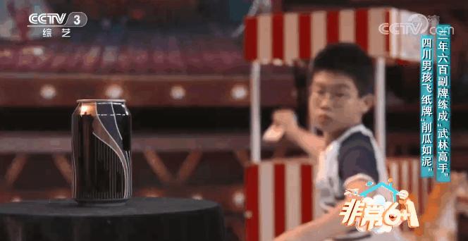 扑克牌真的能插进木板里吗,小孩扑克牌打穿木板