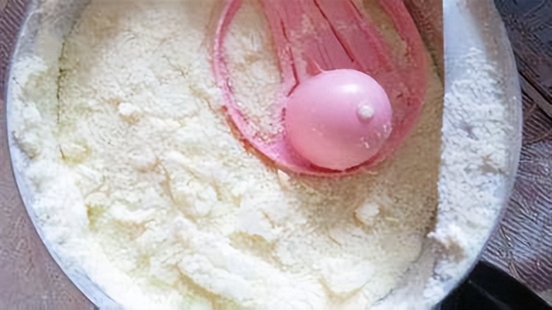 奶粉兑了多久就不能给宝宝喝了,奶粉过了一个月还能给宝宝喝吗