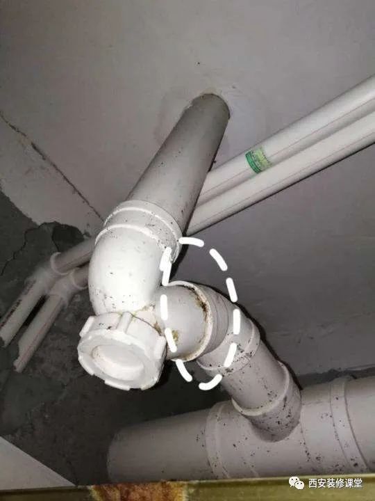 装修好的卫生间漏水怎么补救,楼下装修砸墙造成楼上卫生间漏水