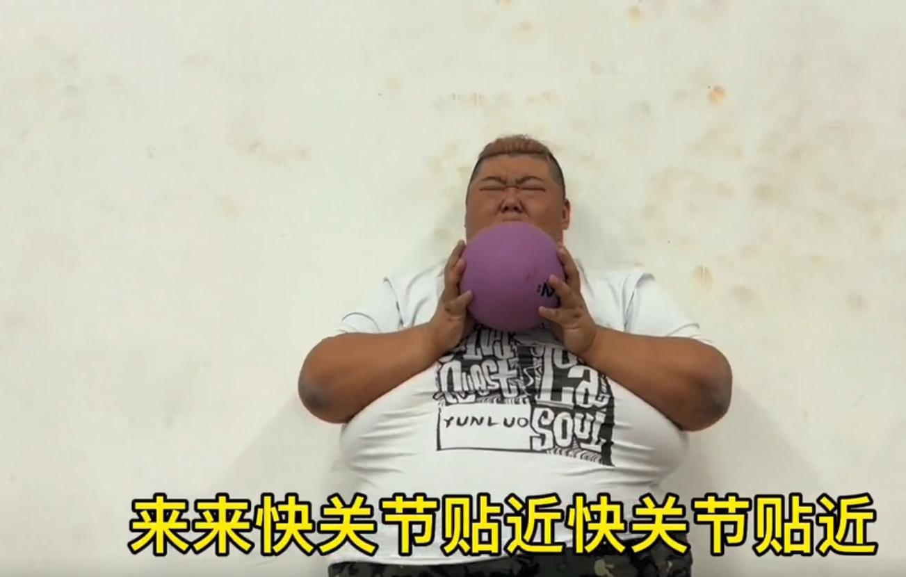 600斤胖猴仔，举健身球抬不动胳膊，疼得呲牙咧嘴，猴嫂笑开花