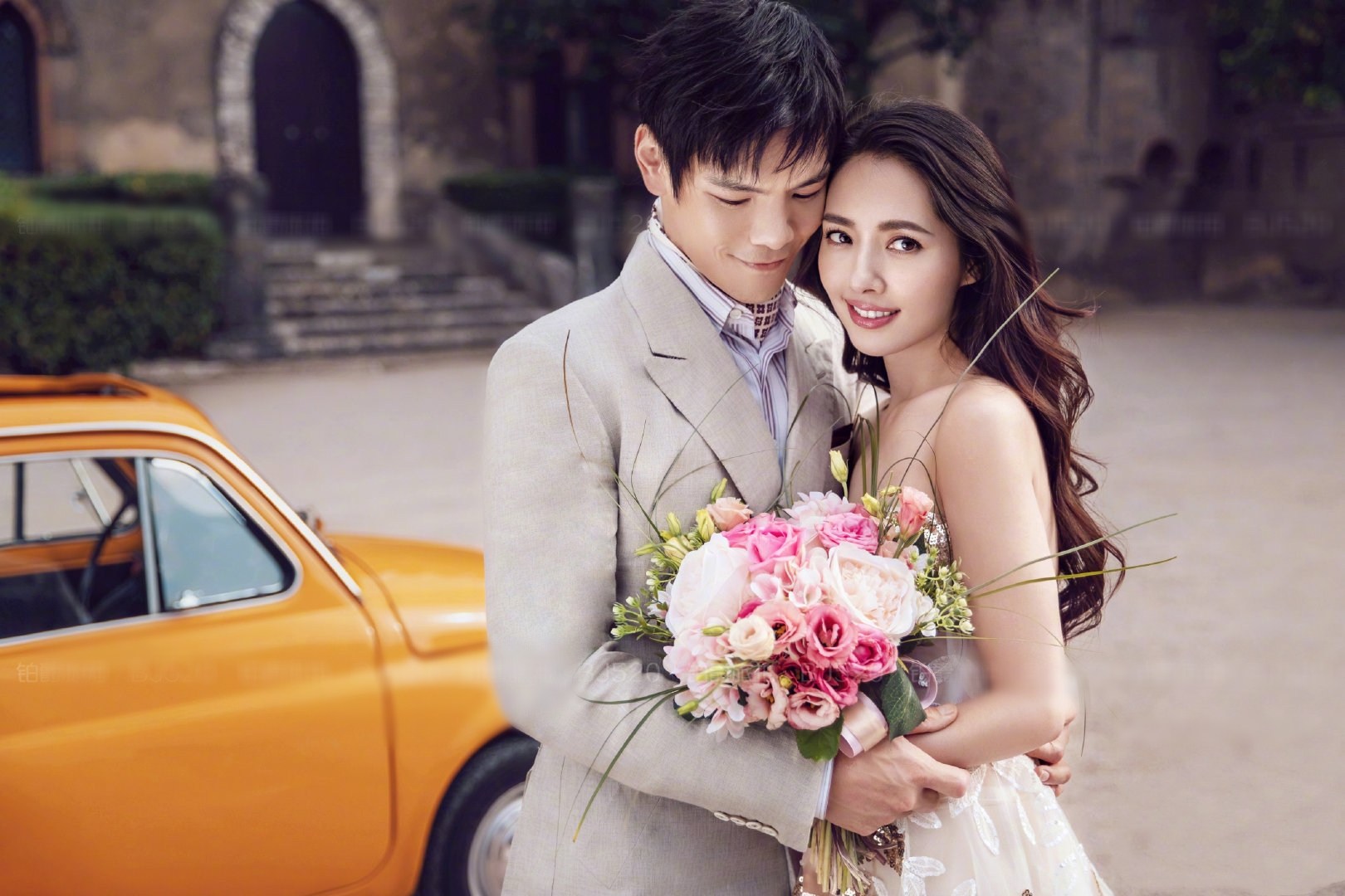 向太事业版图扩张，前往杭州买地盖房子做生意，亲自参与品牌设计