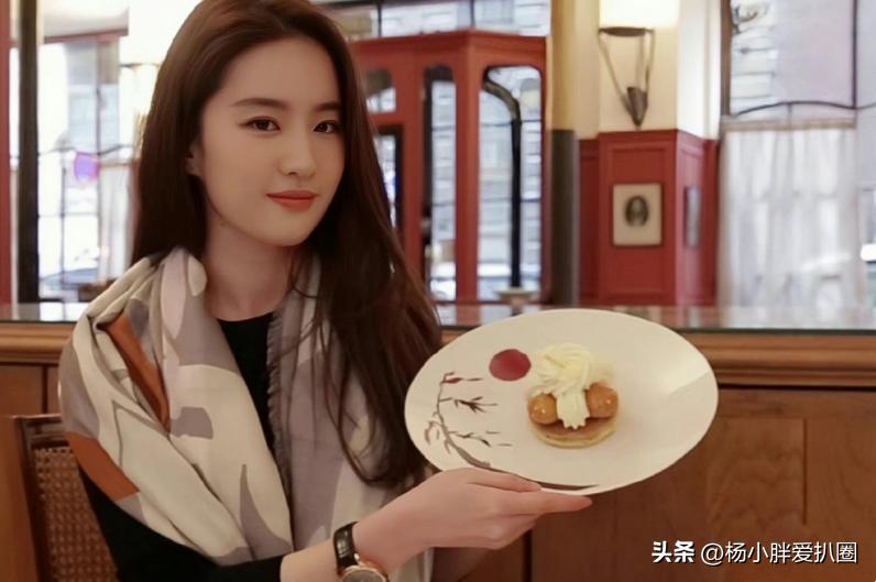 刘亦菲购物被偶遇！买二手包包送好朋友，网友夸赞其好温柔