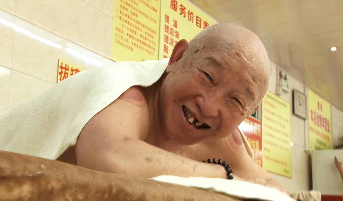 老人洗澡猝死警方提示,老人洗浴店泡澡猝死后续