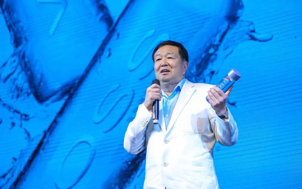 他靠卖红牛坐拥千亿庄园，曾靠*血卖**度日，年过花甲仍孤家寡人