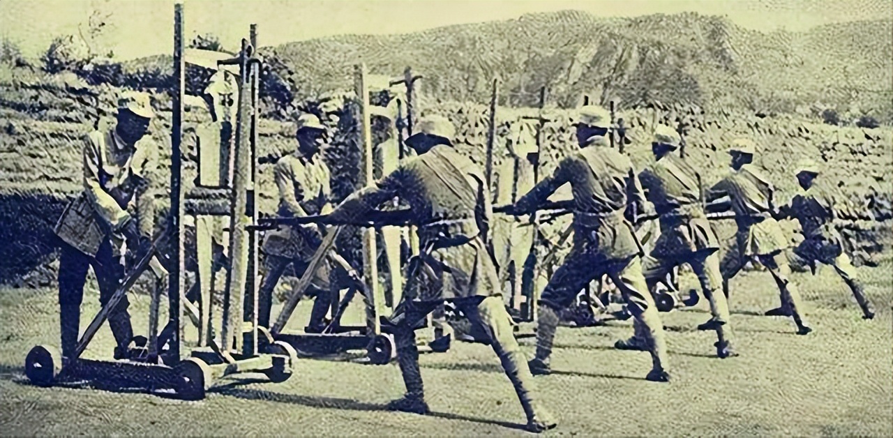 八路军战士拼刺刀刺死八个鬼子,拼刺刀三个八路军对付一个日军