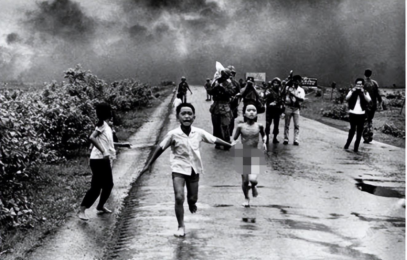 50年前，那个展开双臂、惊慌逃跑的越南女孩，究竟经历了什么