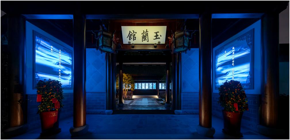 上海游客豫园观赏新年灯会,正月十五元宵节上海哪里有灯会