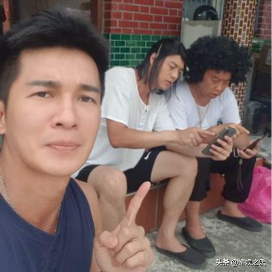 37岁男星转做仓库搬运工！月挣2千累到头晕眼花，领薪水眼眶泛红