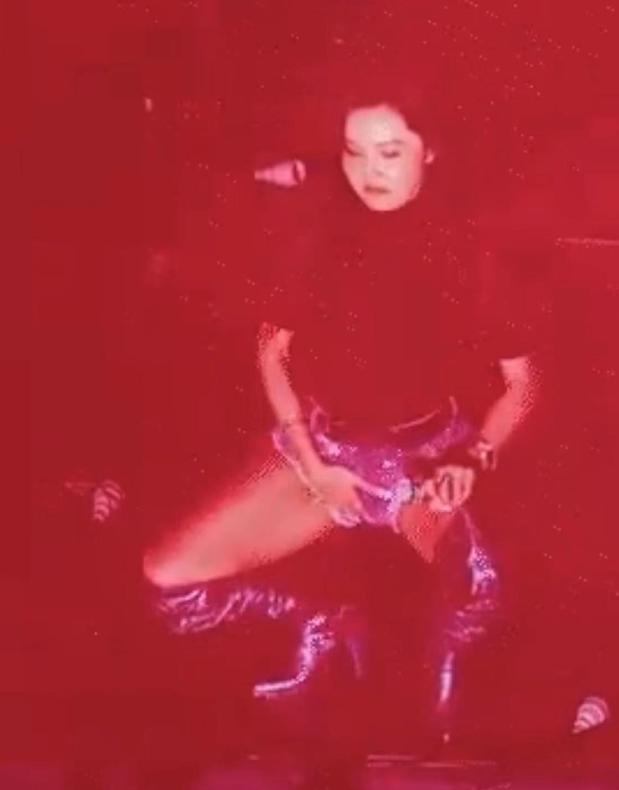 曝华莎学校演出涉嫌犯罪，舔手指摸下身动作不雅，学生家长已举报