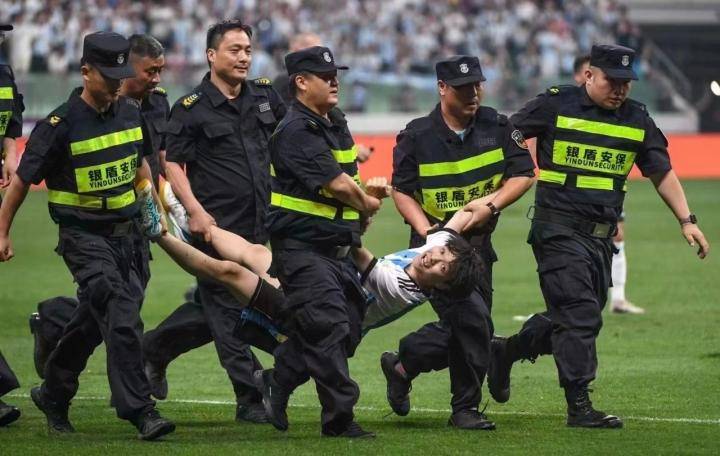 中国球迷闯球场,中国球迷拥抱梅西完整版