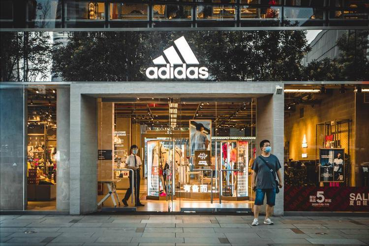 耐克阿迪旗舰店现状,耐克阿迪达斯销量暴涨