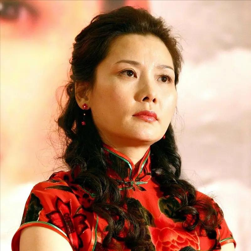 何赛飞嫁给老公的原因,何赛飞与妹妹同台十年演夫妻