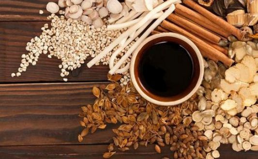 广西军医为了升官发财成为匪首，捐献药方治疗志愿军，获得新生