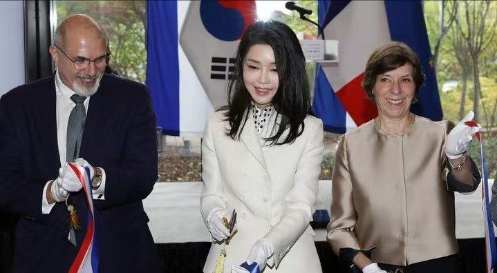 韩国总统夫人金建熙穿搭,韩国现任总统夫人美照