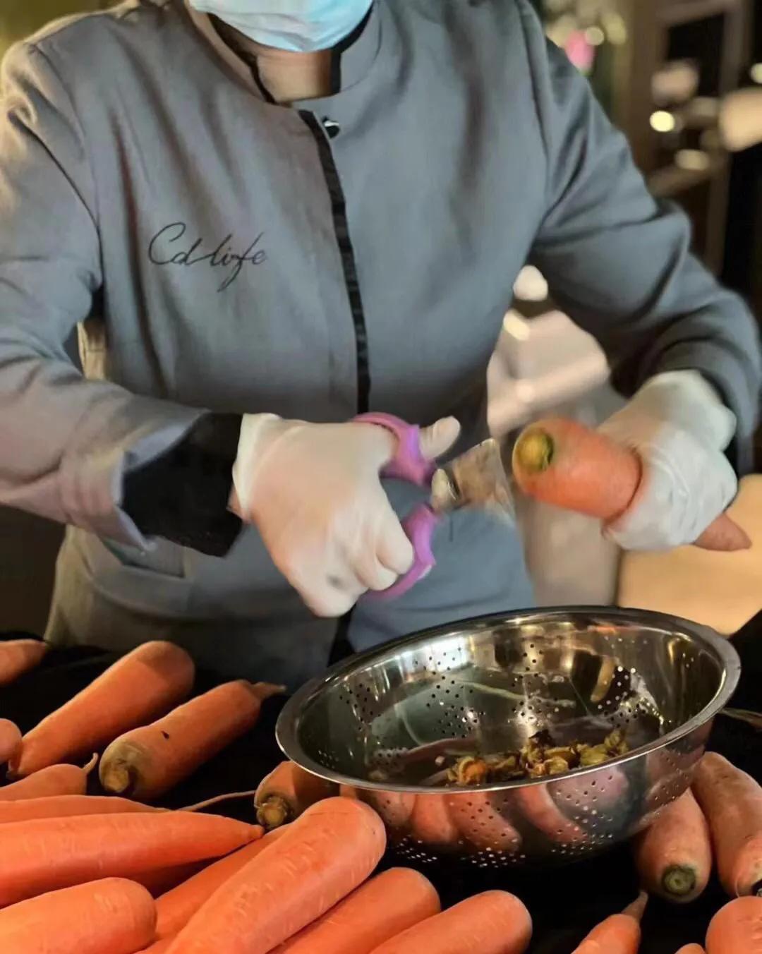 上海某奢侈品店为有迫切需求的客户提供精心包装的蔬菜，笑翻了