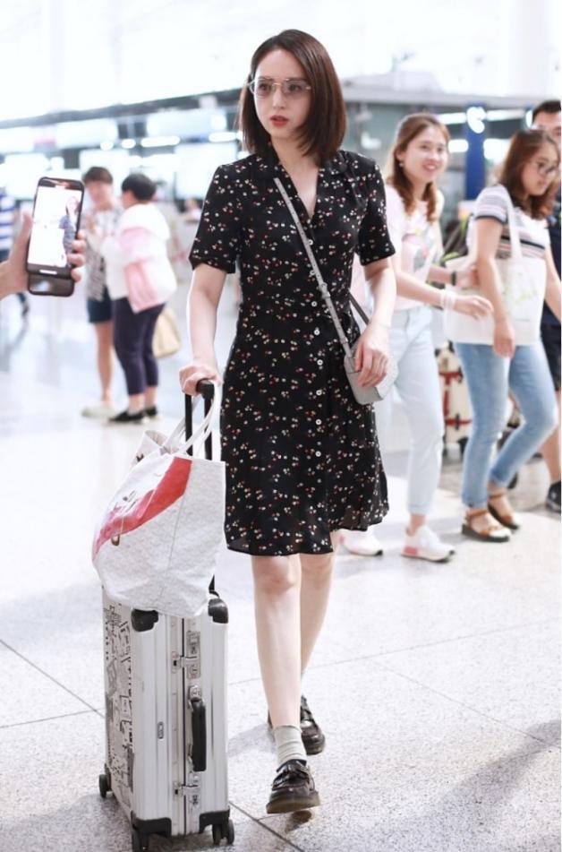 董璇剪短发以后依旧那么美,董璇穿黑裙很有韵味